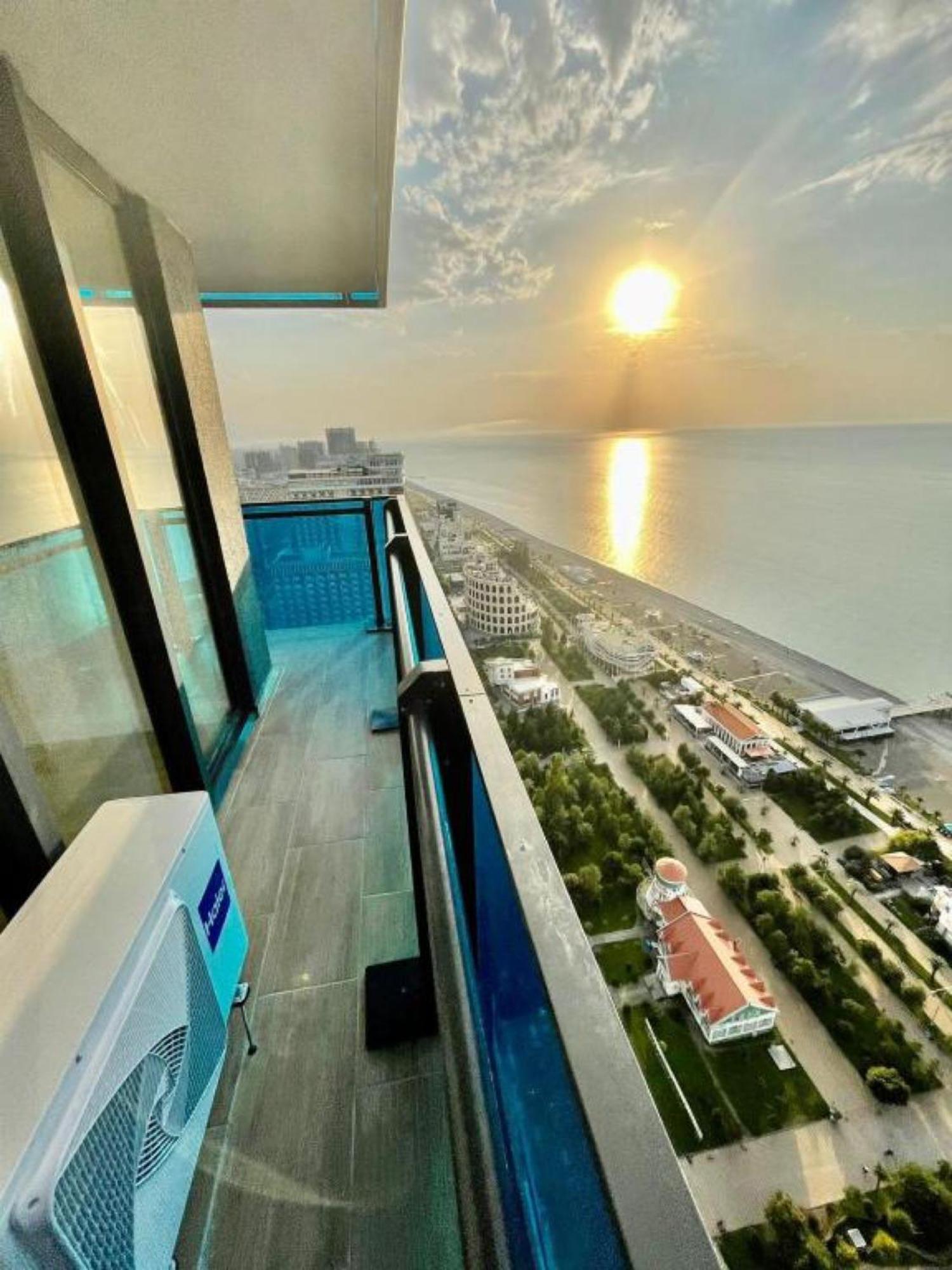 Delux Sea View Aparthotel In Orbi City Batoumi Extérieur photo
